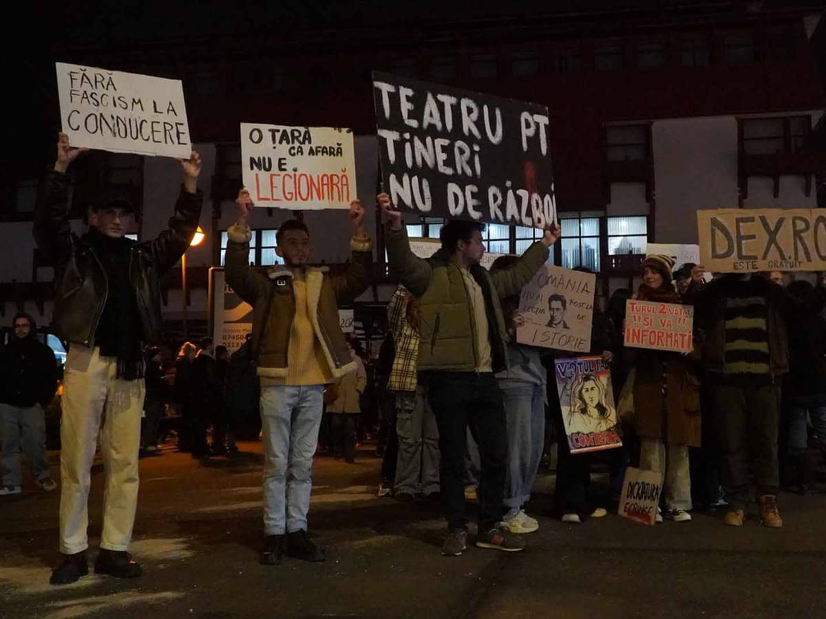 tanar cercetat penal după ce a aruncat cu petarde spre protestatarii din fața de la dumbrava