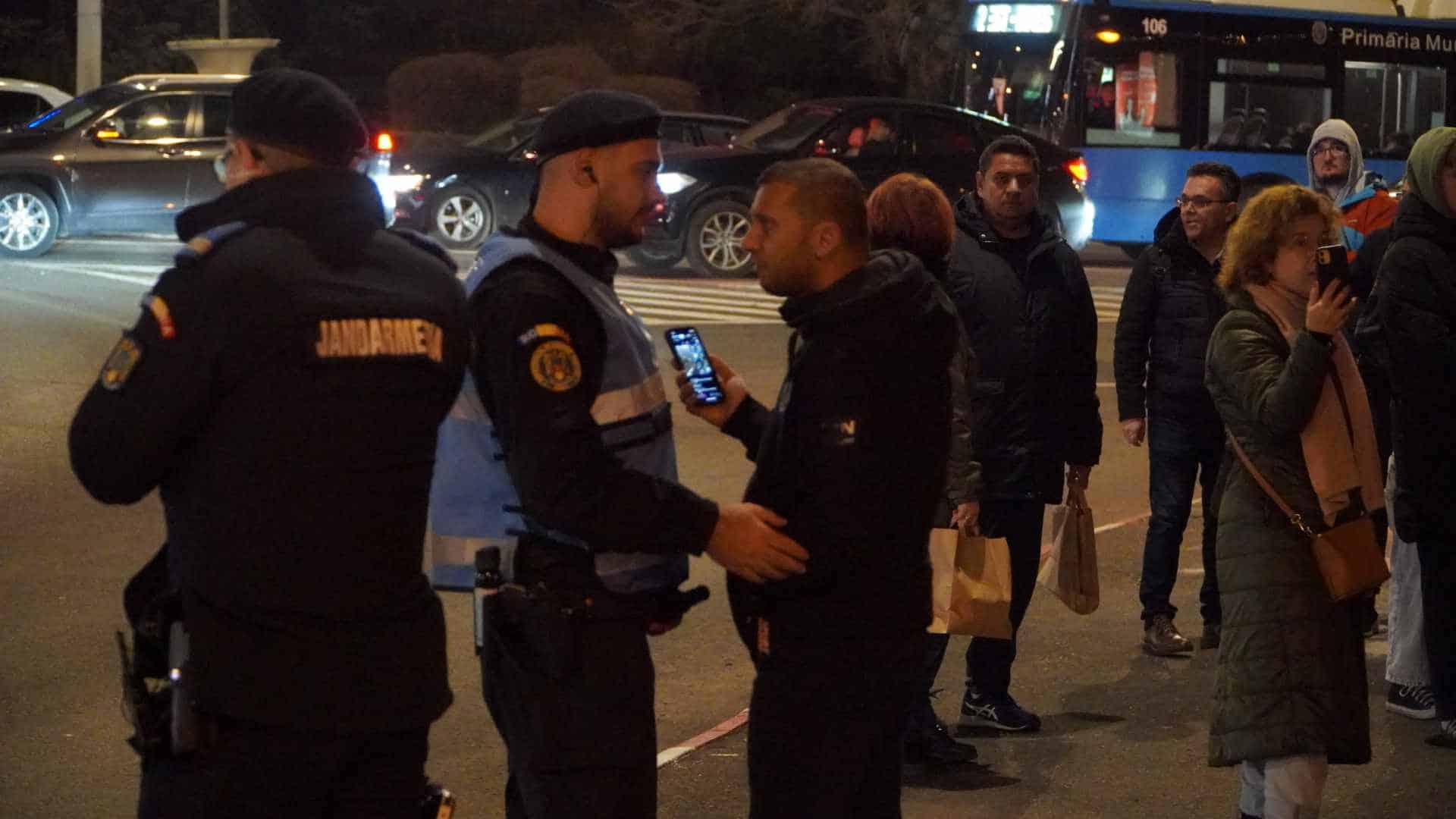 tinerii au protestat la sibiu împotriva lui călin georgescu, iar vârstnicii i-au susținut: „pune în pericol libertatea” (video, foto)