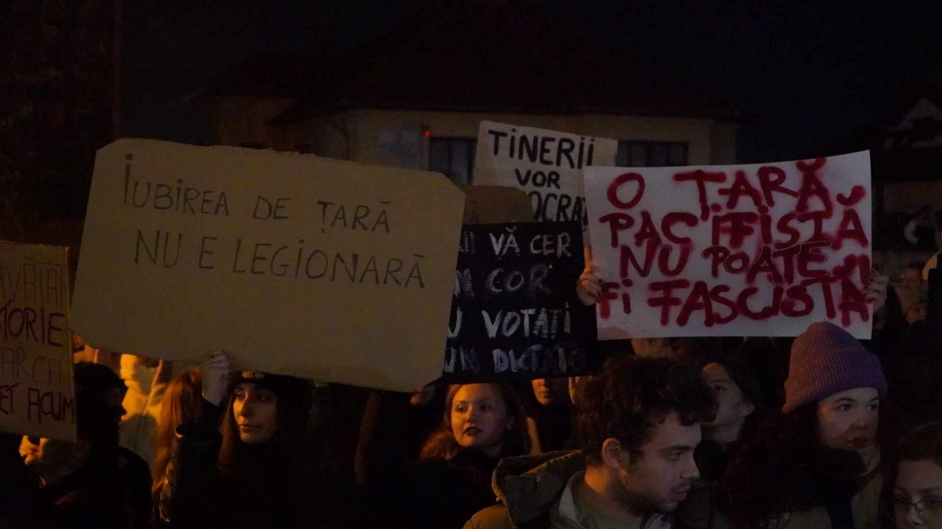 live text peste 250 de tineri în stradă la sibiu. „o țară ca afară nu e legionară” (video)