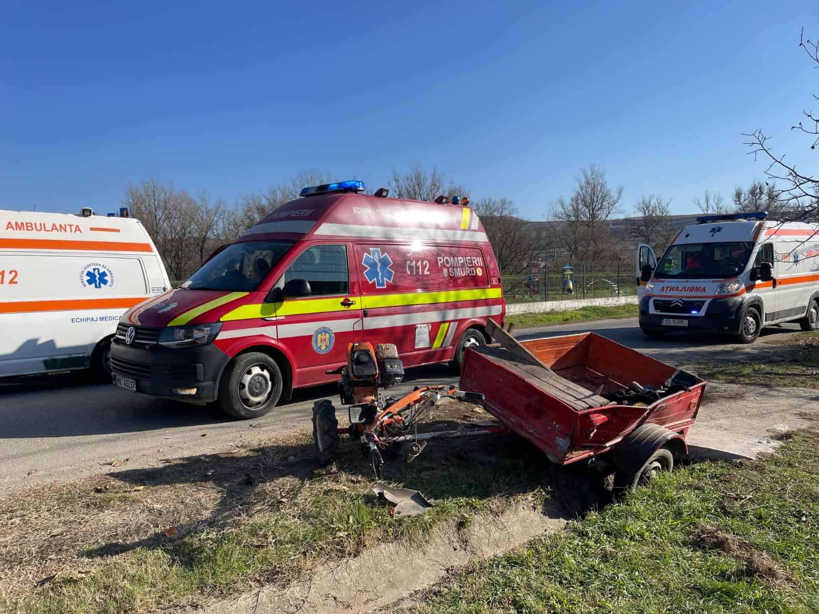 accident la târnava între doi șoferi băuți. o mașină s-a izbit de un utilaj agricol