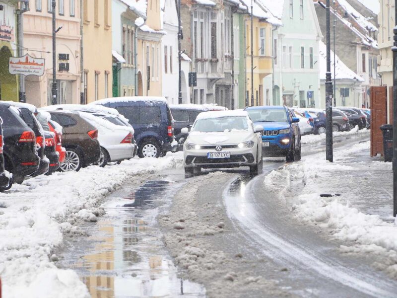 cum s-a circulat joi dimineață în sibiu. șoferii au fost furioși: „nici măcar la giratorii nu au curățat” (video, foto)