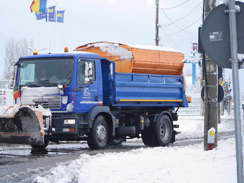 activități pentru prevenirea înghețului pe străzile din sibiu: s-au împrăștiat 150 de tone de sare