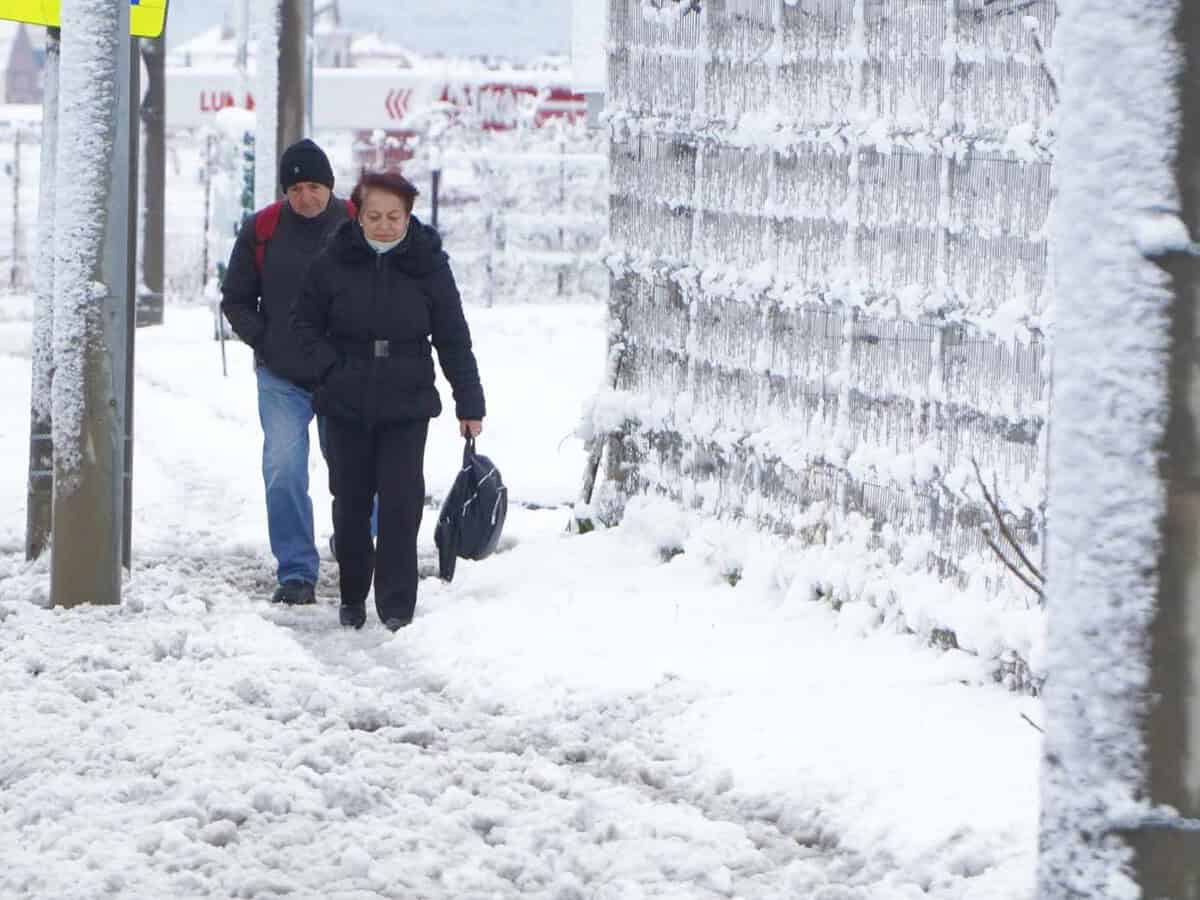 iarna pune stăpânire pe sibiu. meteorologii anunță ninsori puternice, iar la munte e cod roșu