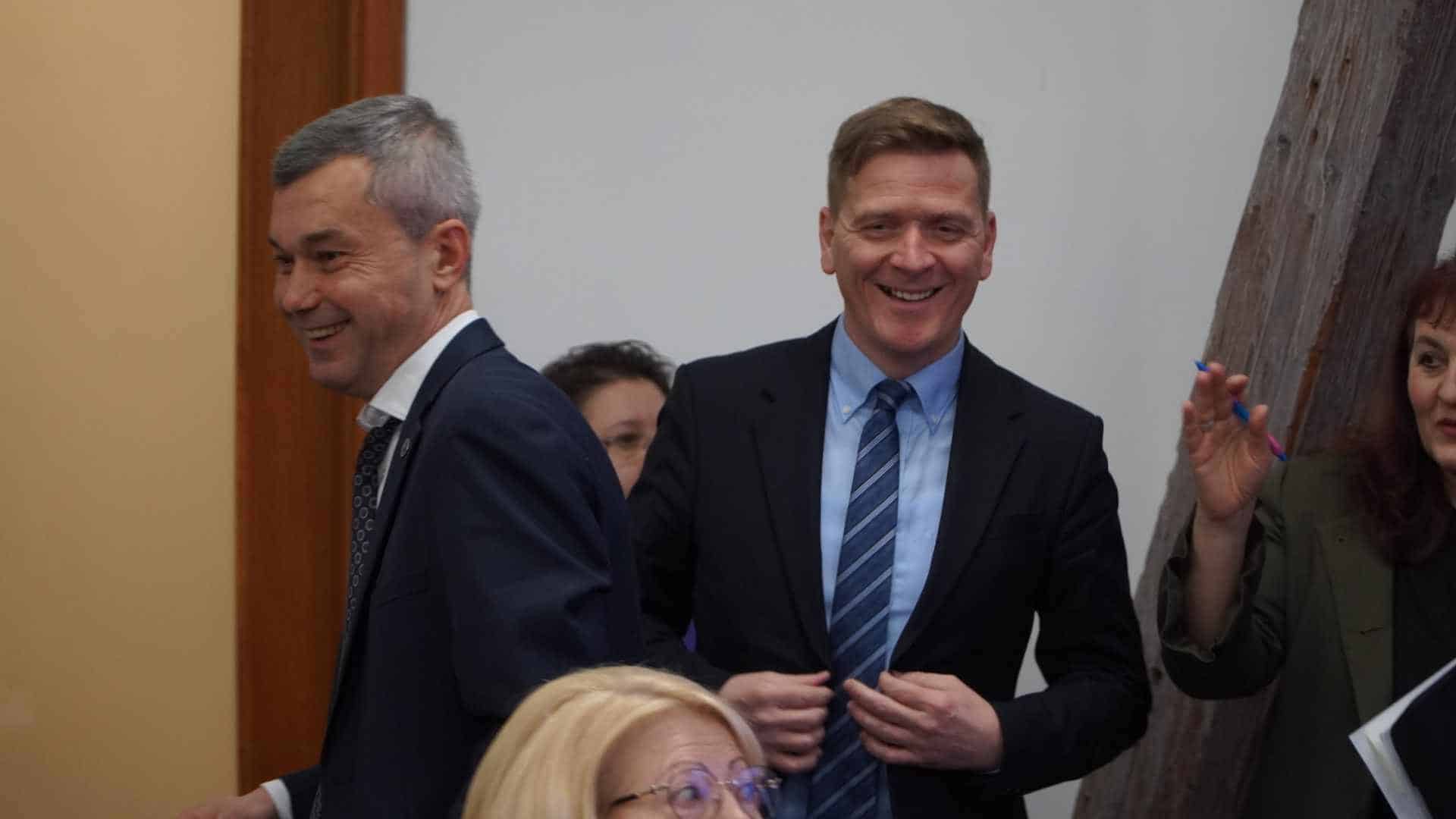 boicot la ședința pentru alegerea viceprimarilor sibiului. usr și psd s-au abținut la vot, iar consilierii aur au părăsit sala (foto)