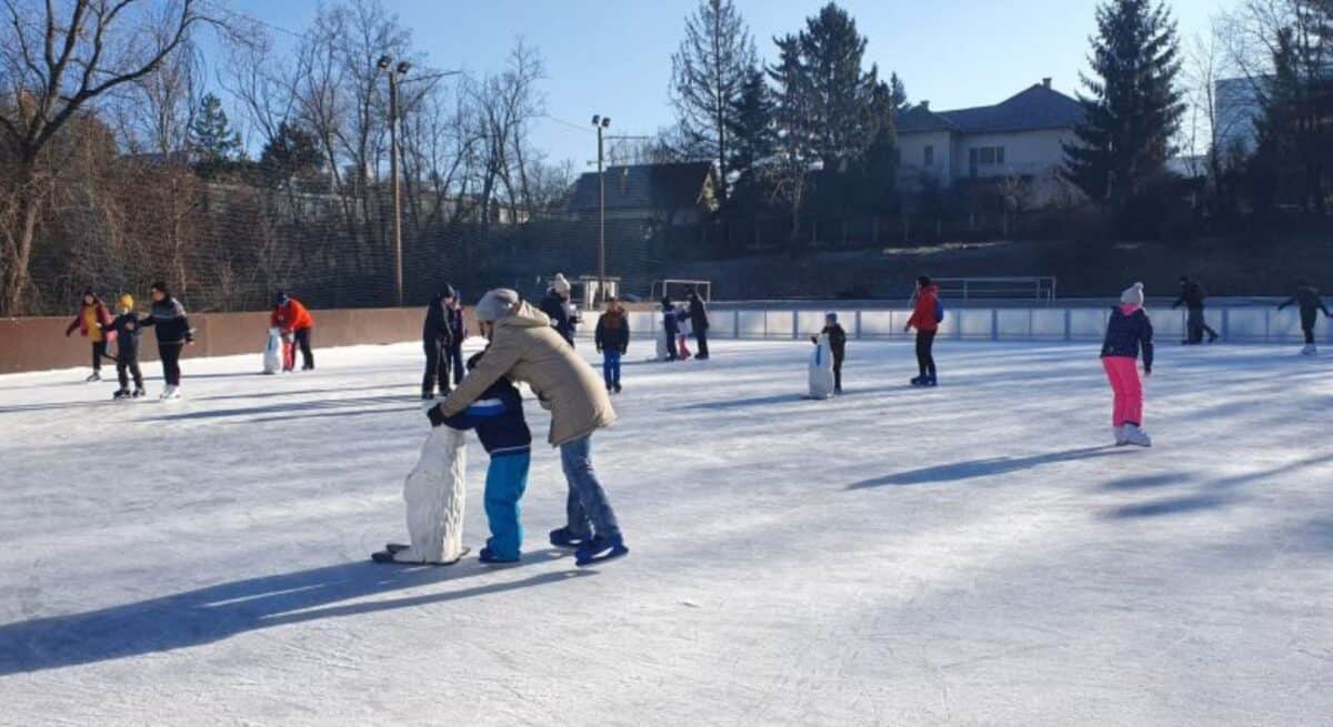 am aflat când se redeschide patinoarul din sub arini. pregătirile sunt în toi