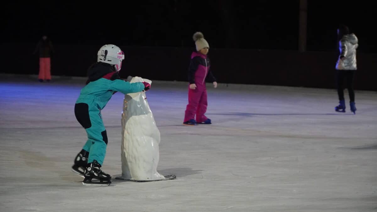 am aflat când se redeschide patinoarul din sub arini. pregătirile sunt în toi