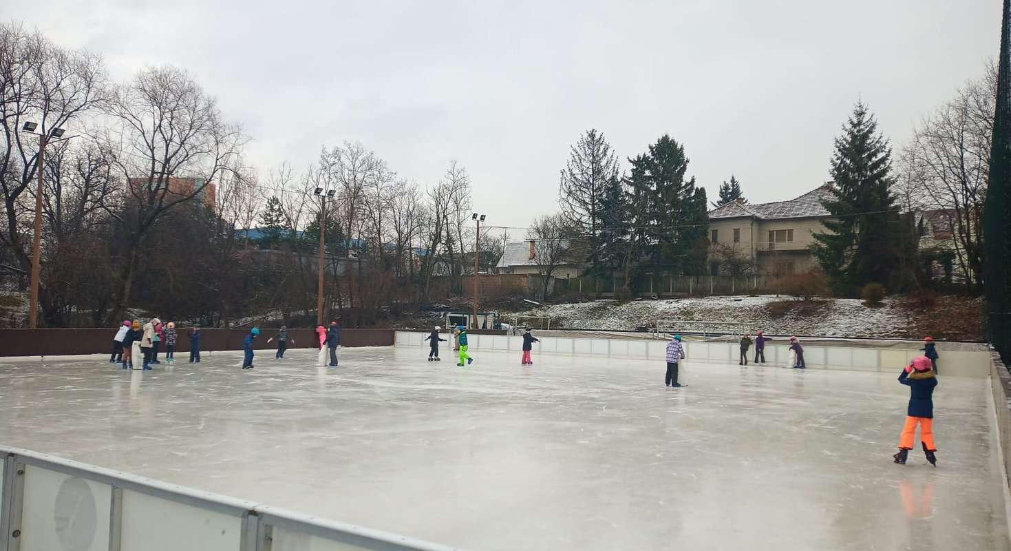 am aflat când se redeschide patinoarul din sub arini. pregătirile sunt în toi