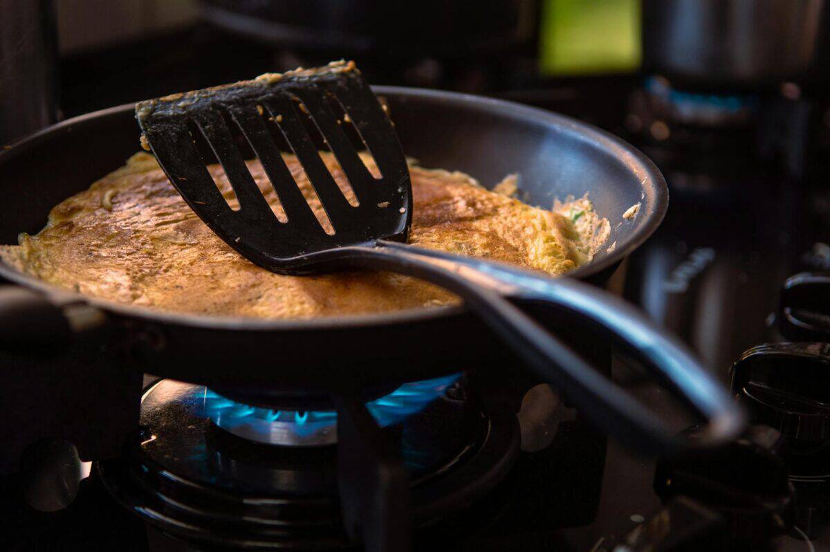 black spatula on black frying pan