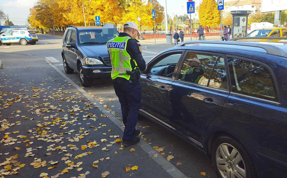 șoferii care au parcat aproape de intersecțiile din cartierul ștrand, amendați de poliție (foto)