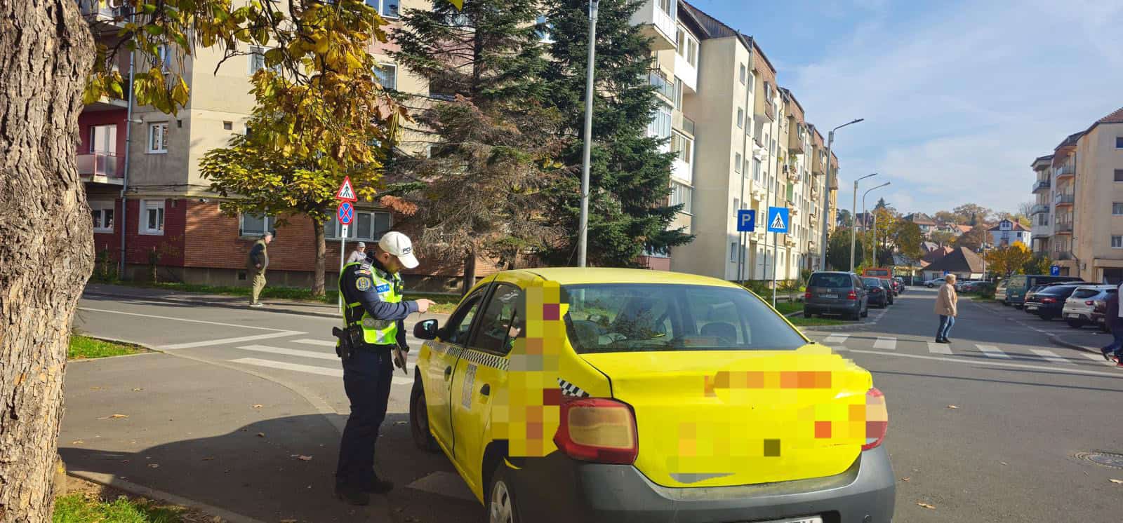 șoferii care au parcat aproape de intersecțiile din cartierul ștrand, amendați de poliție (foto)