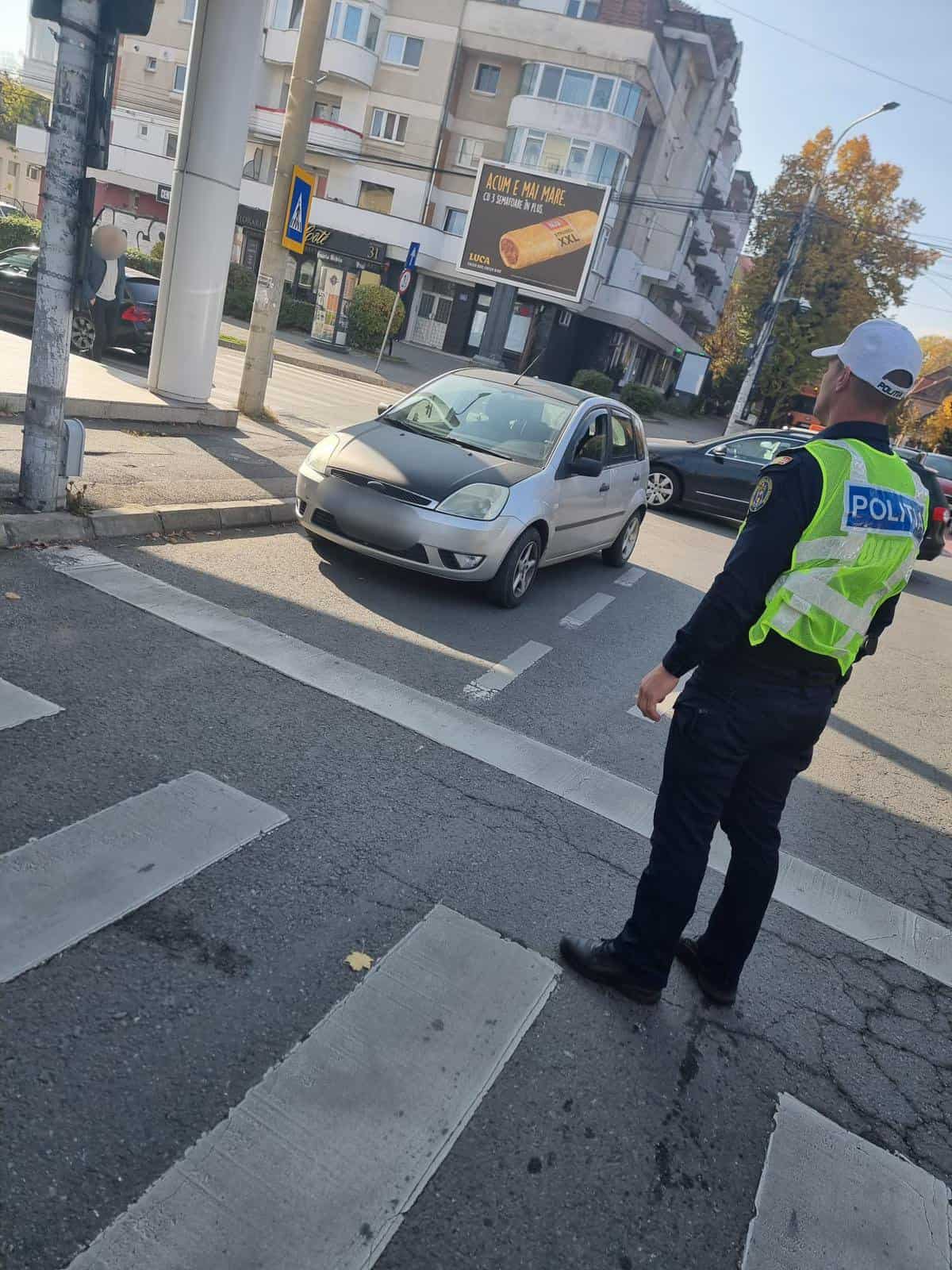 șoferii care au parcat aproape de intersecțiile din cartierul ștrand, amendați de poliție (foto)