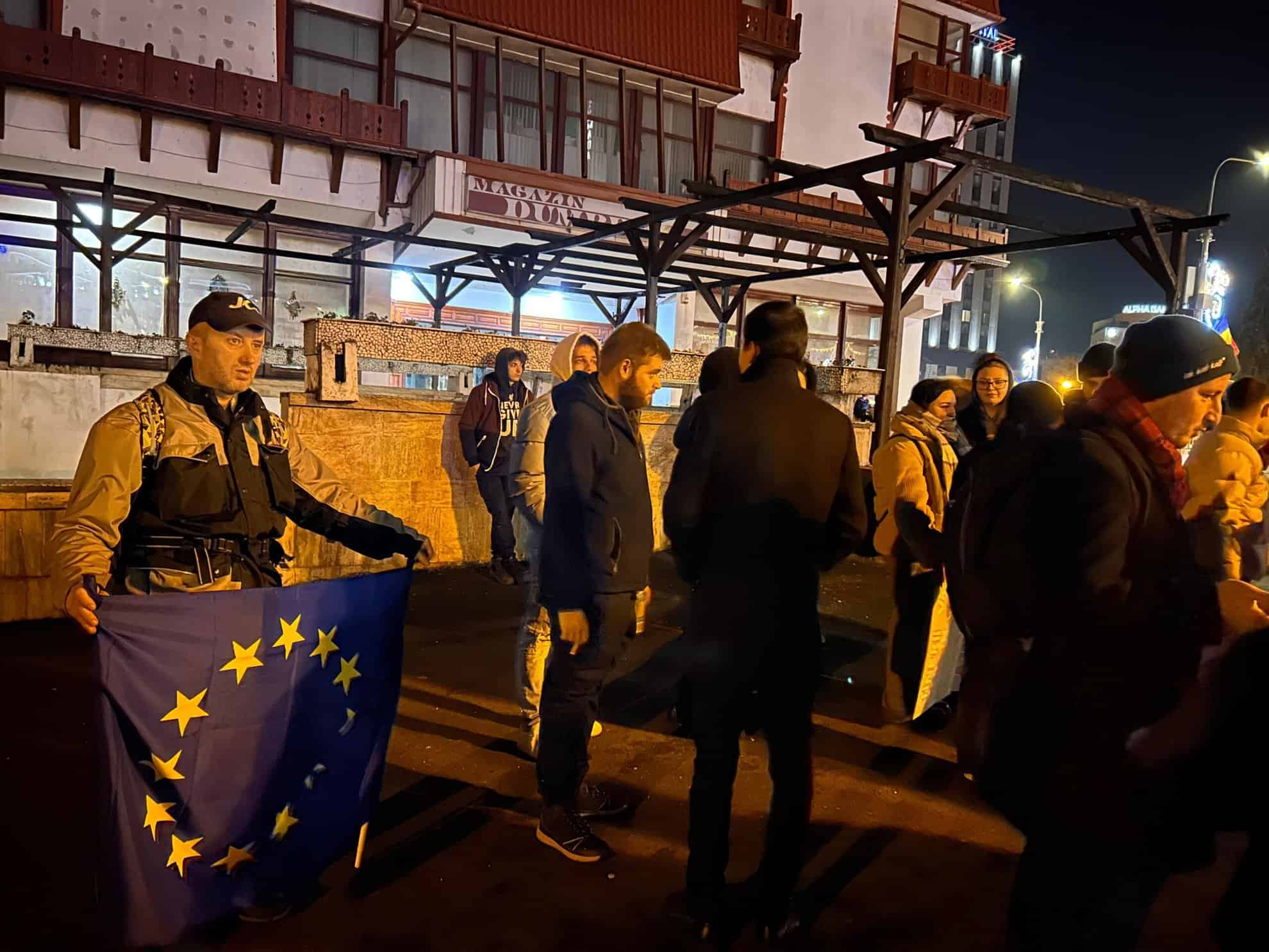 Mai puțin de 70 de sibieni au protestat pentru democrație sâmbătă, în Piața Unirii. „Există spirit civic în Sibiu” (foto, video)