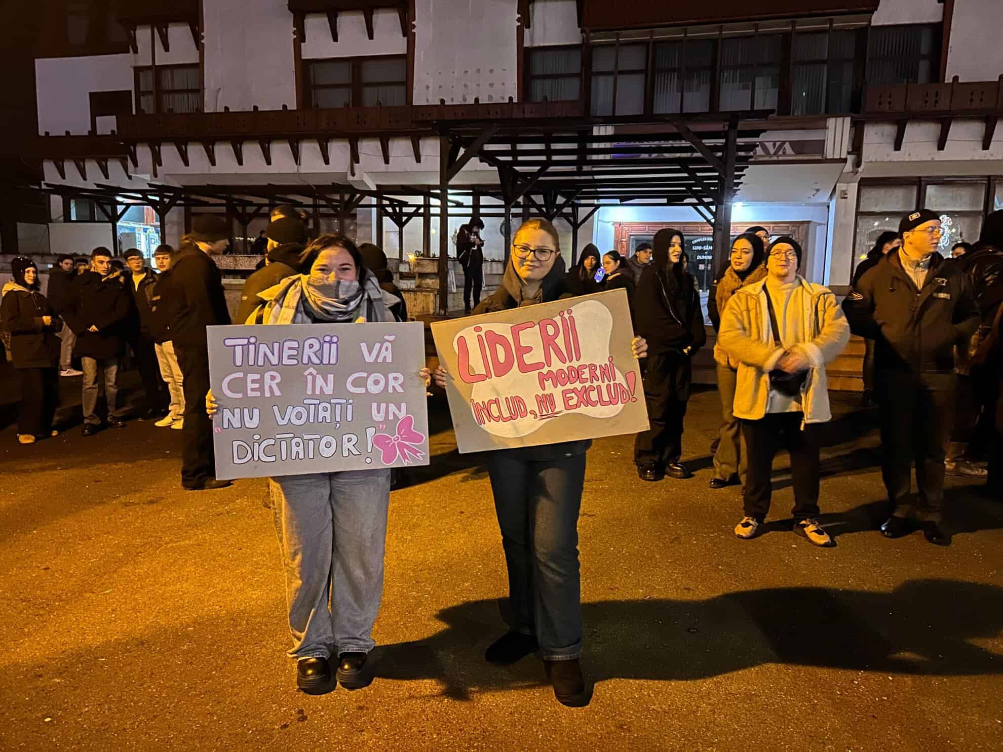 Mai puțin de 70 de sibieni au protestat pentru democrație sâmbătă, în Piața Unirii. „Există spirit civic în Sibiu” (foto, video)