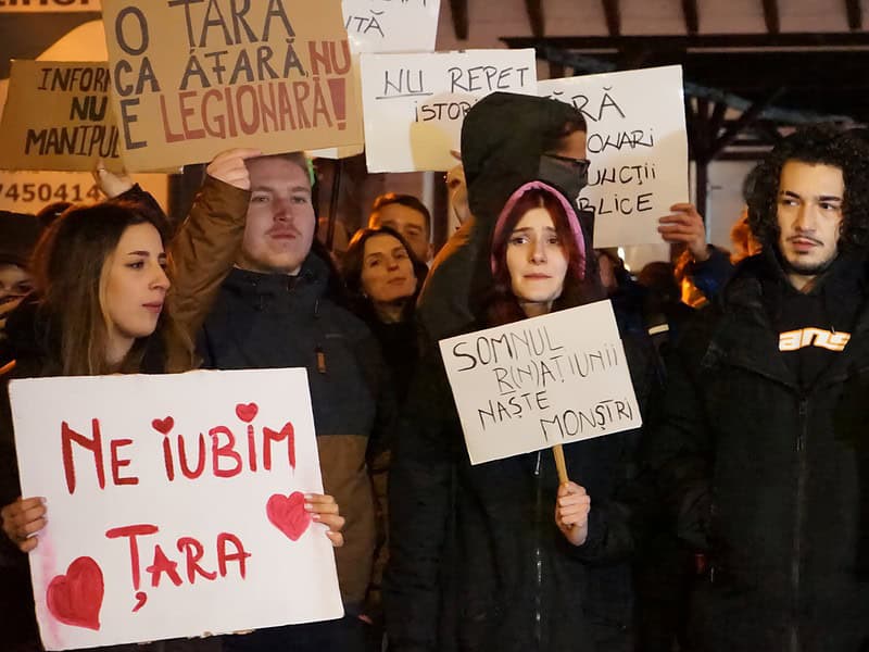 Zeci de sibieni la protestul din față de la Dumbrava. Revoltă împotriva renumărării voturilor: ,,Corupția voastră, furia noastră” (video foto)