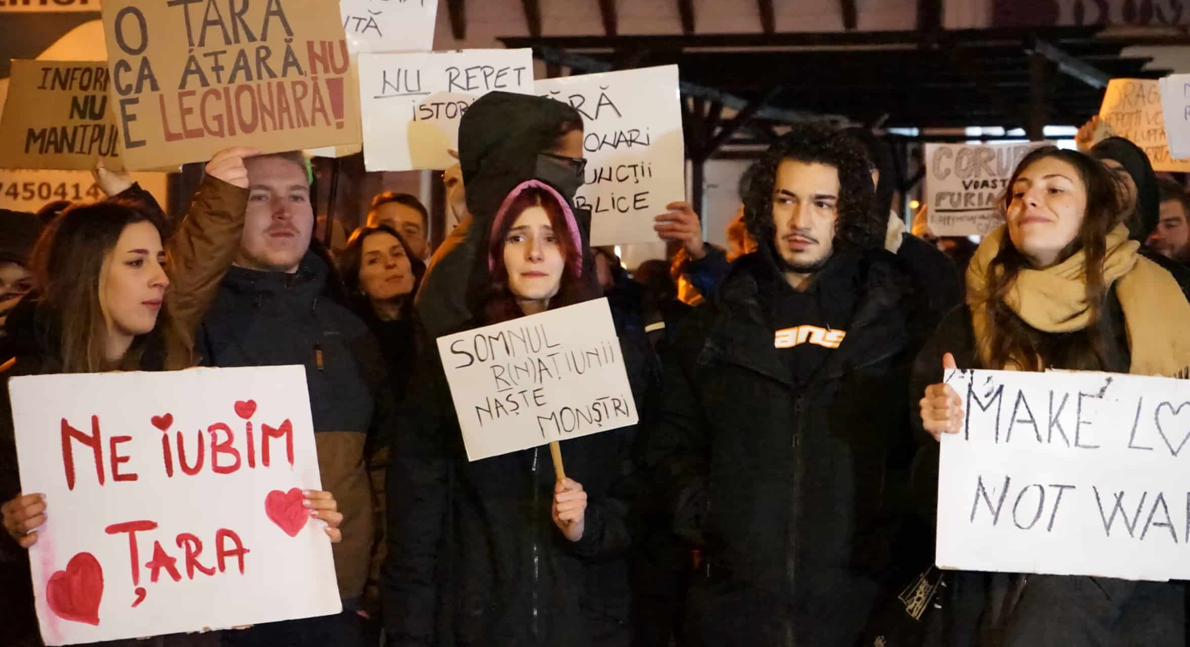 Trei zile de proteste la Sibiu. Tinerii ies în stradă pentru democrație