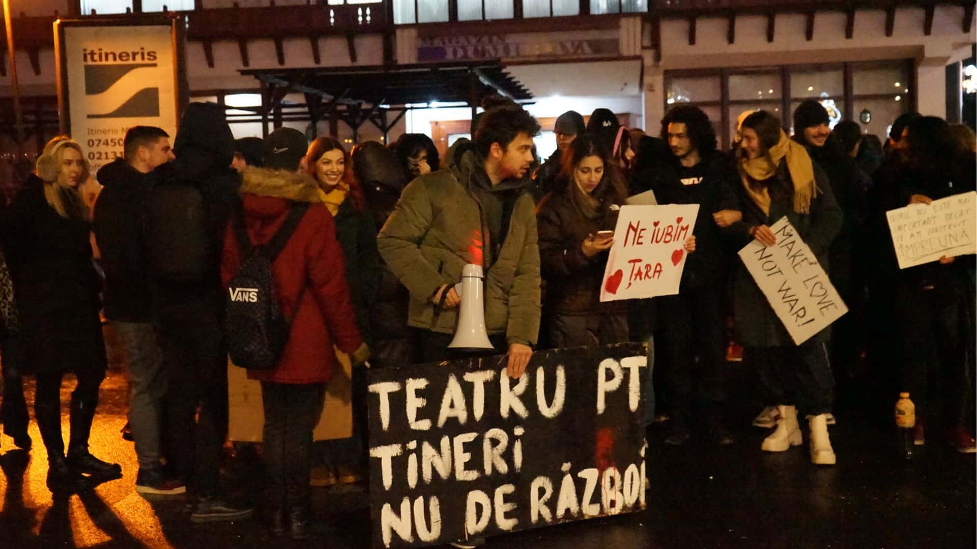 Zeci de sibieni la protestul din față de la Dumbrava. Revoltă împotriva renumărării voturilor: ,,Corupția voastră, furia noastră” (video foto)