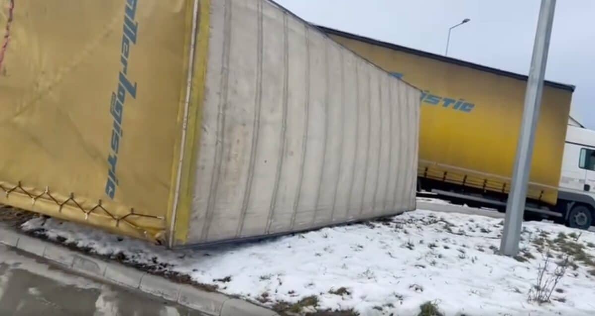 camion răsturnat de vânt într-o parcare la tălmaciu (video)