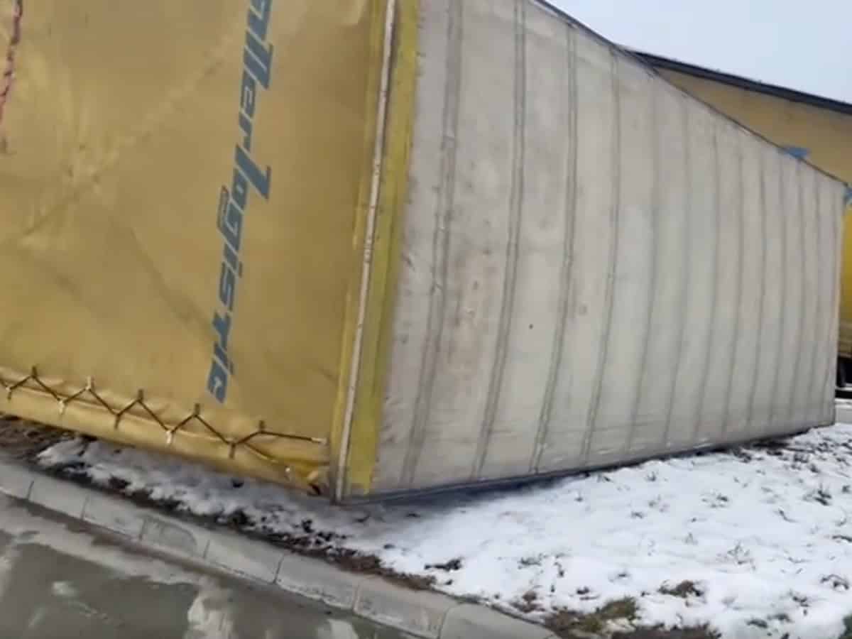 camion răsturnat de vânt într-o parcare la tălmaciu (video)