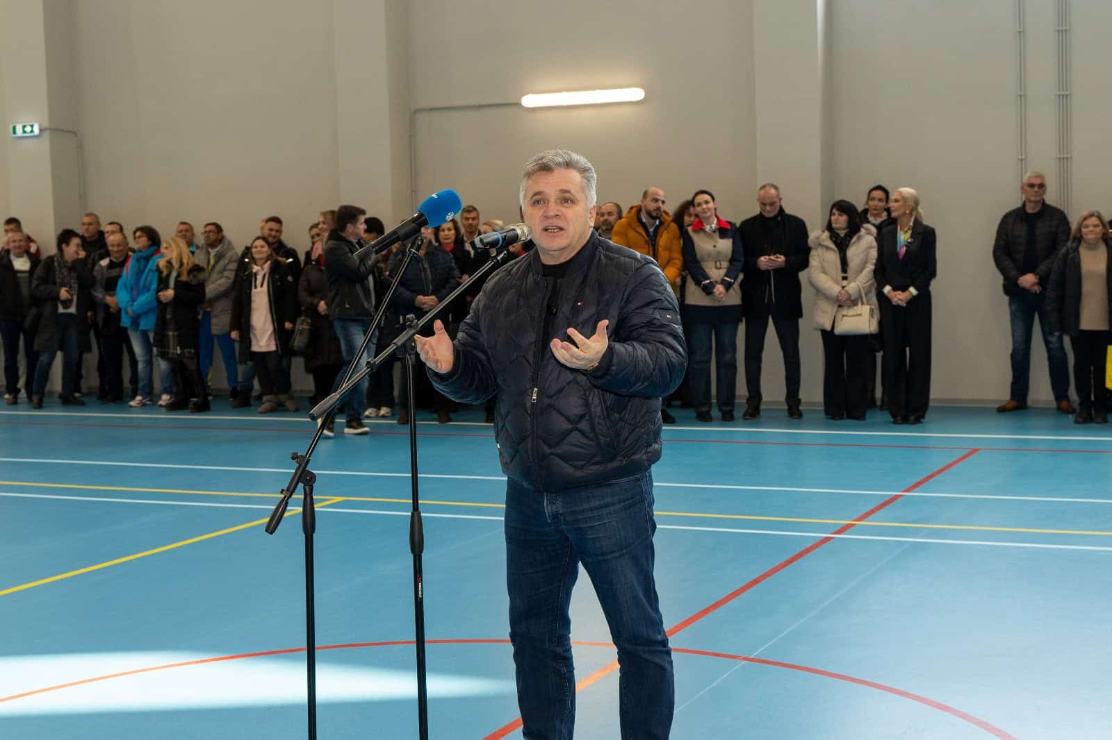 inaugurarea „centrului social comunitar de agrement și sport“ din municipiul mediaș (foto, video)