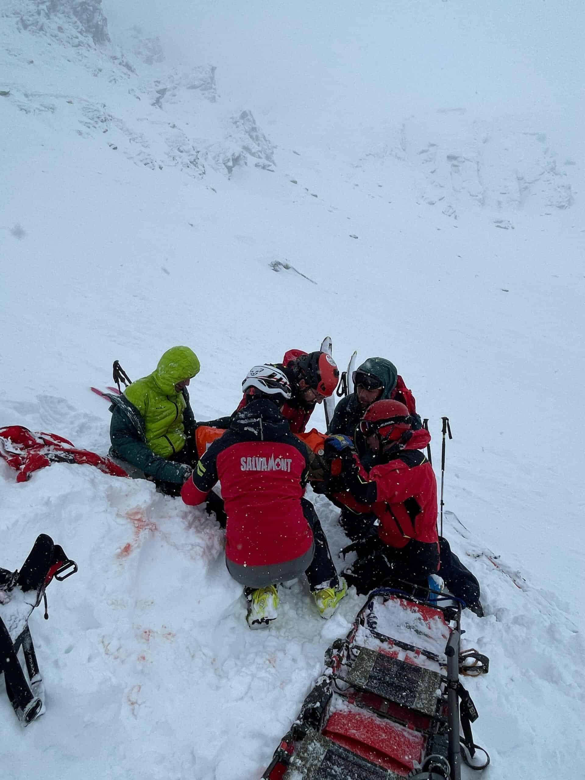 Doi turiști prinși de avalanșă la Bâlea Lac. Suflul i-a aruncat peste stânci (foto)