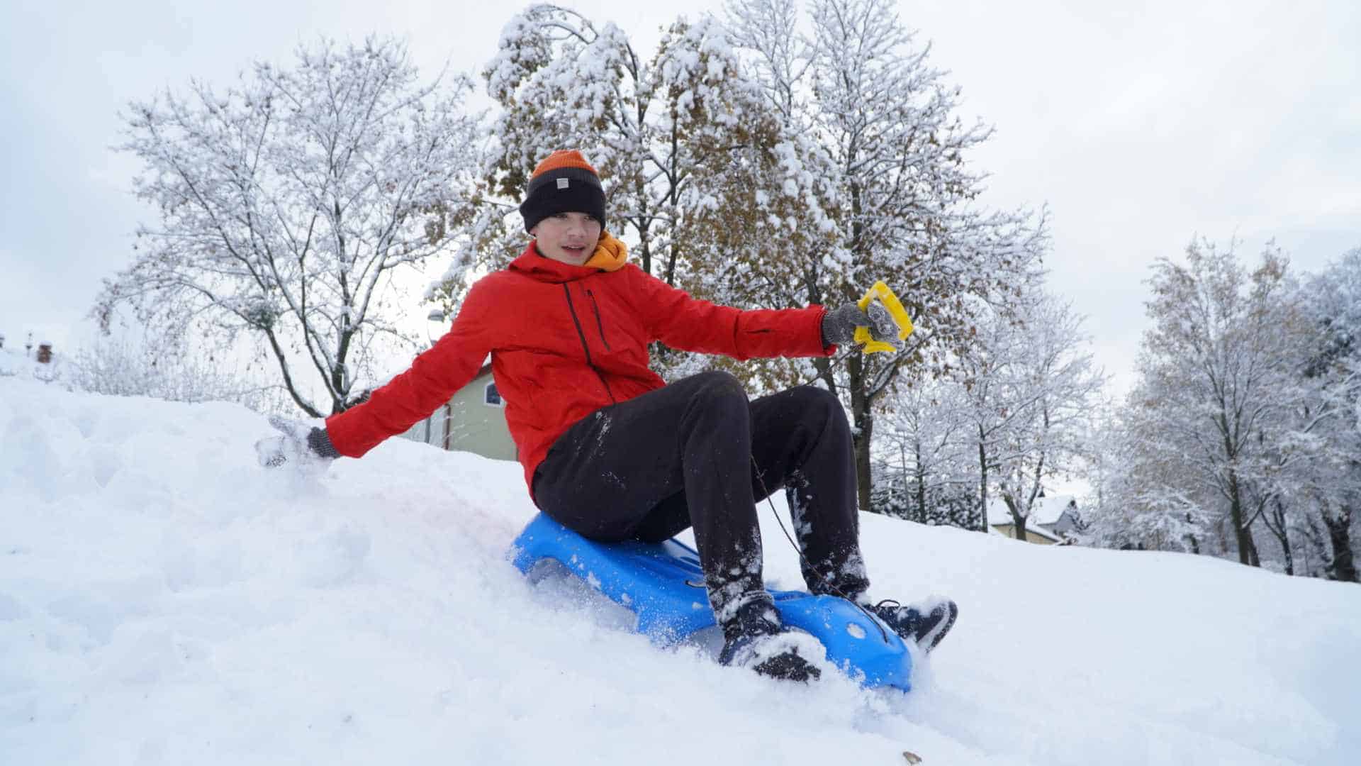 Imagini de basm din Parcul Sub Arini, acoperit de zăpadă. Copiii au mers la derdeluș