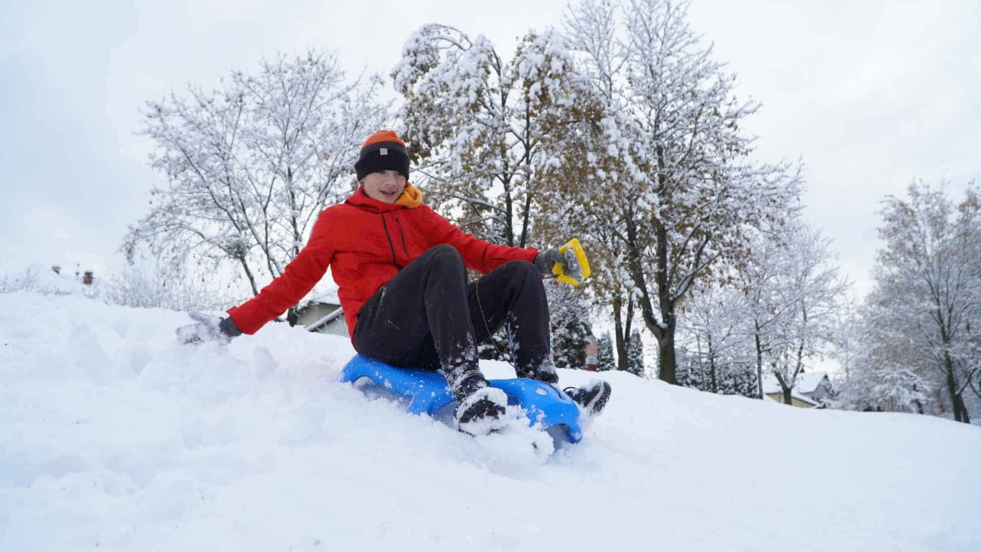 Imagini de basm din Parcul Sub Arini, acoperit de zăpadă. Copiii au mers la derdeluș