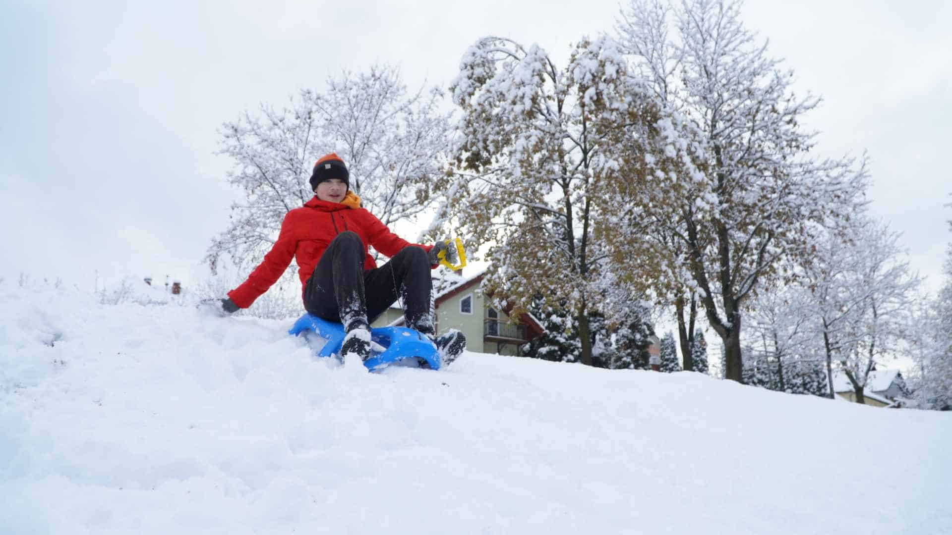 Imagini de basm din Parcul Sub Arini, acoperit de zăpadă. Copiii au mers la derdeluș