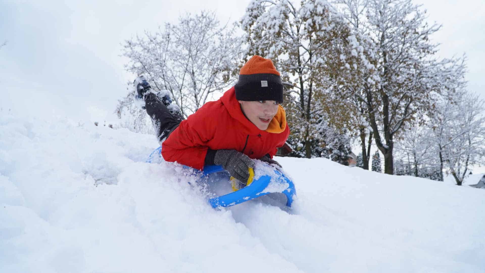 Imagini de basm din Parcul Sub Arini, acoperit de zăpadă. Copiii au mers la derdeluș