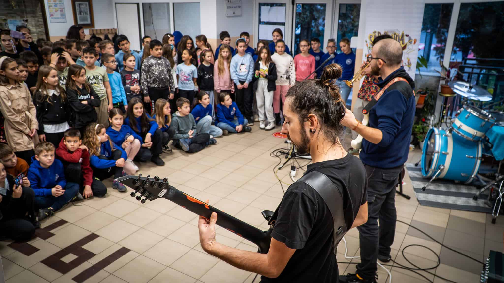 mini concert de muzică rock pe holurile de la școala ”radu selejan”. elevii, fascinați de experiența muzicală (foto video)