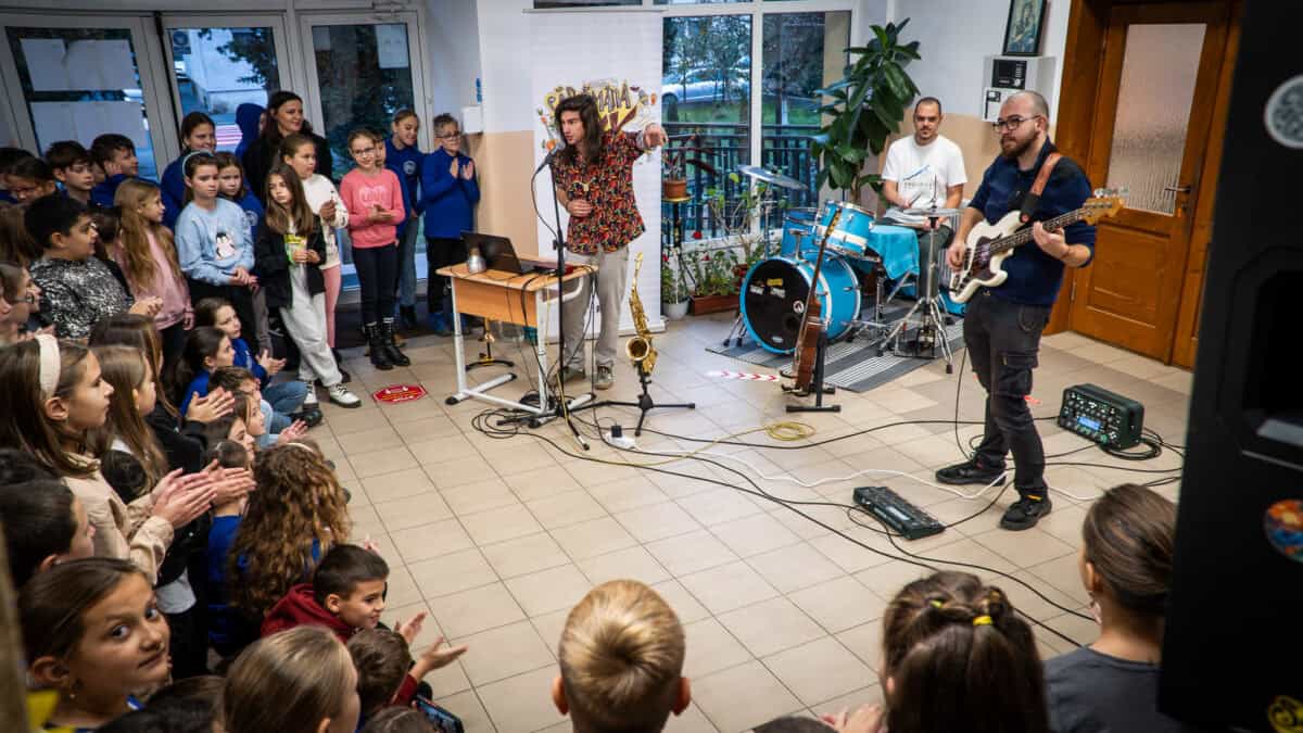 mini concert de muzică rock pe holurile de la școala ”radu selejan”. elevii, fascinați de experiența muzicală (foto video)