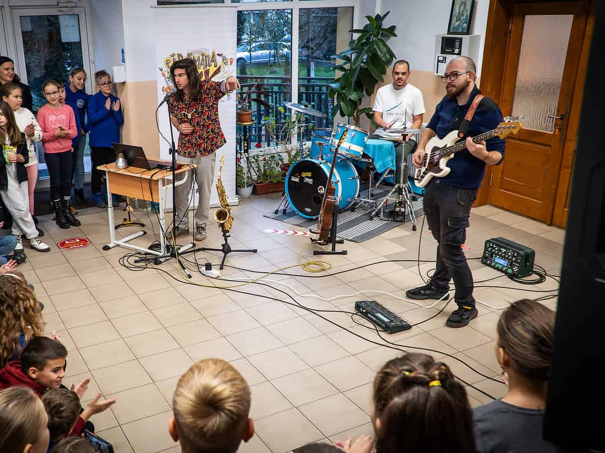 Mini concert de muzică rock pe holurile de la Școala ”Radu Selejan”. Elevii, fascinați de experiența muzicală (foto video)