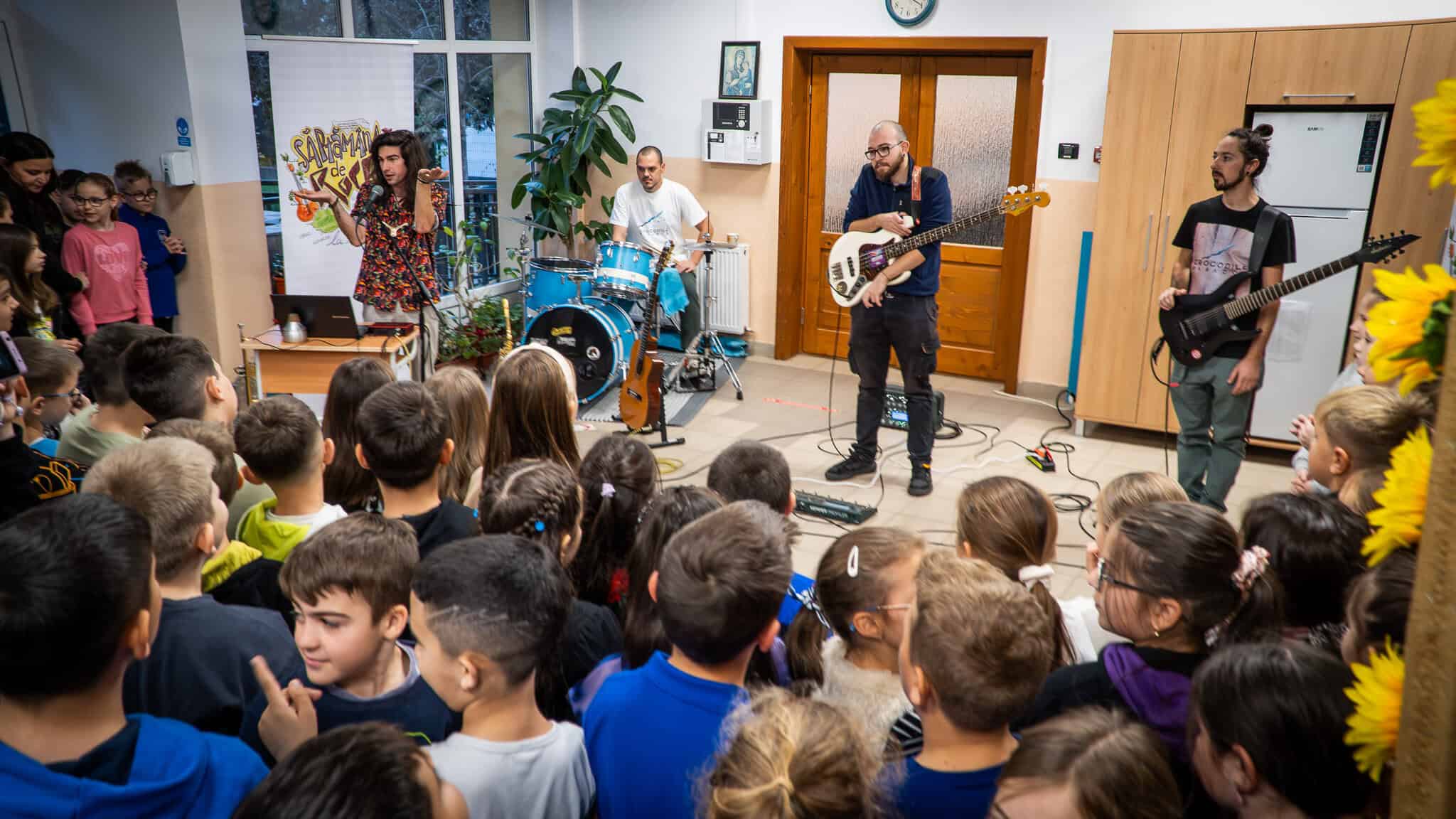 mini concert de muzică rock pe holurile de la școala ”radu selejan”. elevii, fascinați de experiența muzicală (foto video)