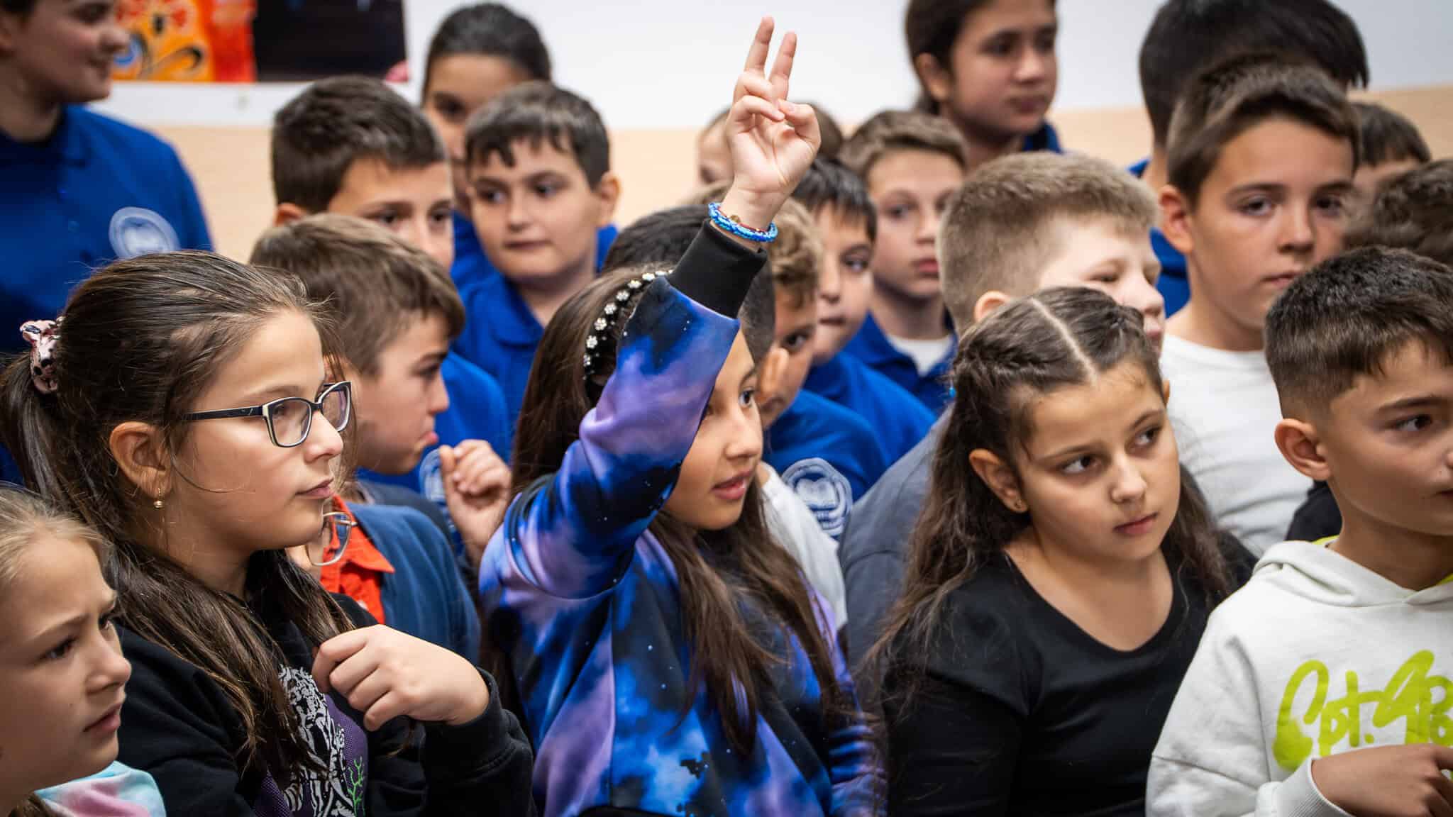 mini concert de muzică rock pe holurile de la școala ”radu selejan”. elevii, fascinați de experiența muzicală (foto video)