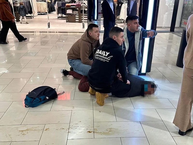 scandal în cel mai mare mall din sibiu. trei jandarmi aflați în timpul liber au intervenit (foto)