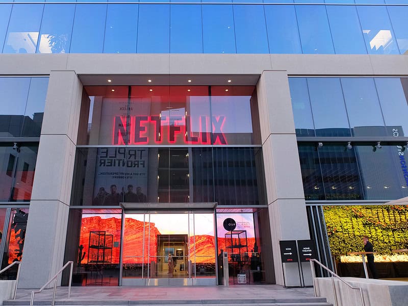 percheziții la sediile netflix din paris și amsterdam