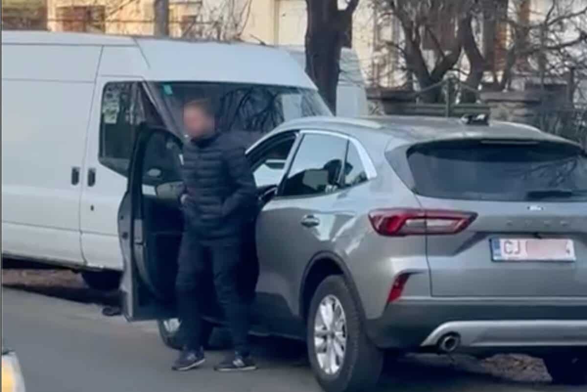 un șofer rupt de beat a încălecat cu mașina un indicator rutier pe o stradă din sibiu (video)