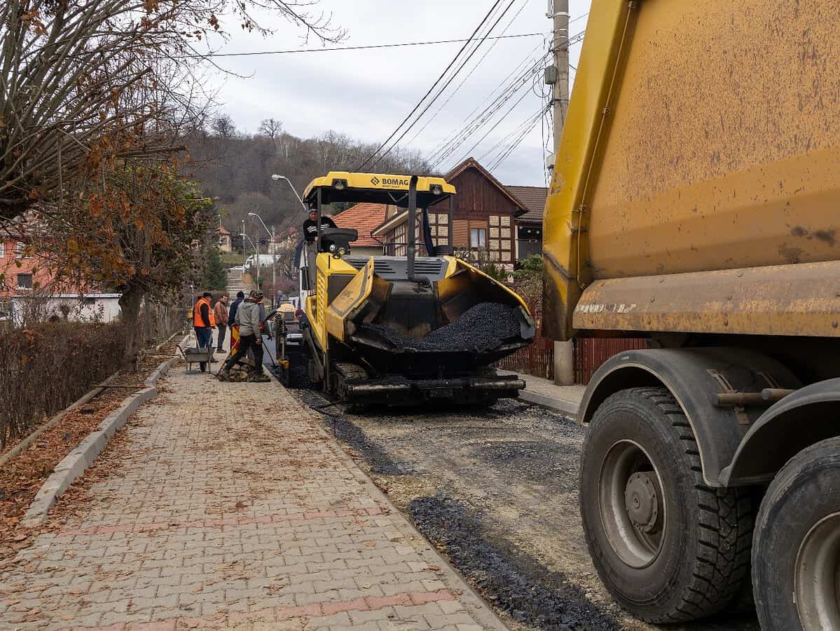 strada merilor din mediaș, modernizată. au început lucrările de asfaltare (foto, video)