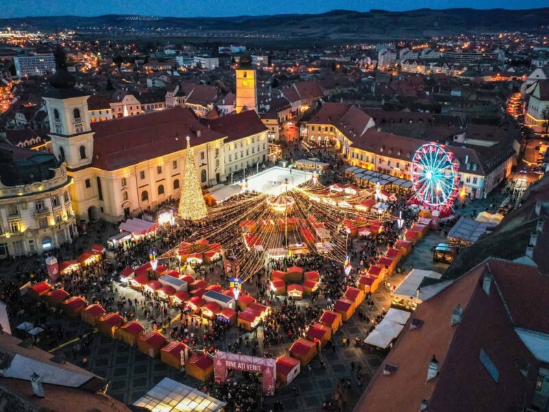 târgul de crăciun din sibiu: pădure de brazi, cabană ca în alpi în piața mică și schimbări spectaculoase în piața mare (video)