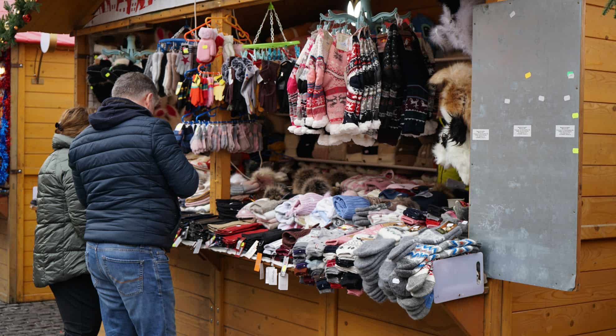 s-a deschis târgul de crăciun din sibiu. căsuțele și ambientul sunt pe placul vizitatorilor. „totul e făcut cu bun gust” (foto, video)