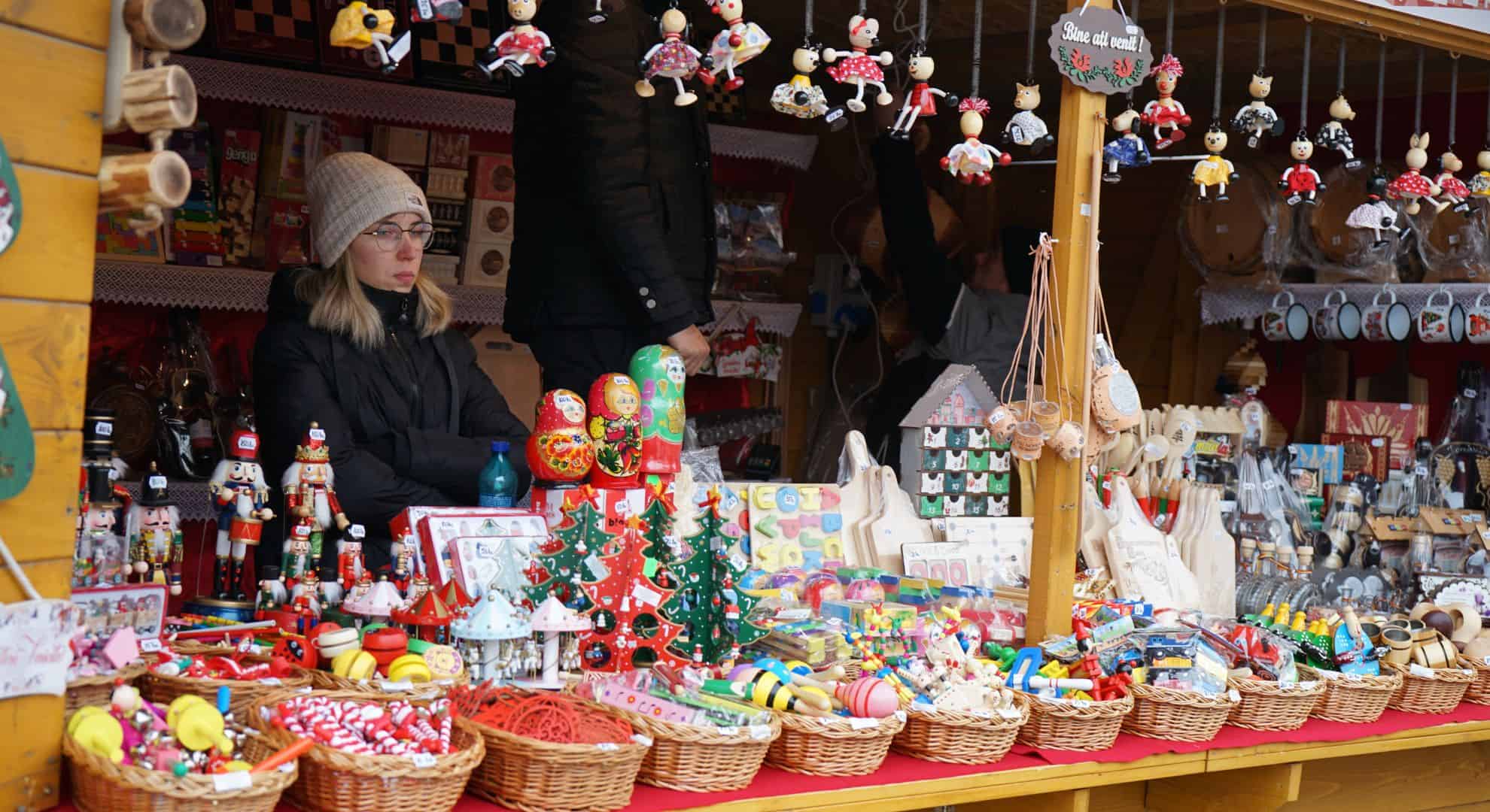 s-a deschis târgul de crăciun din sibiu. căsuțele și ambientul sunt pe placul vizitatorilor. „totul e făcut cu bun gust” (foto, video)