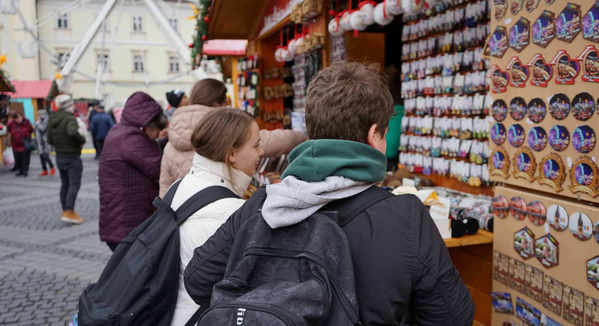 s-a deschis târgul de crăciun din sibiu. căsuțele și ambientul sunt pe placul vizitatorilor. „totul e făcut cu bun gust” (foto, video)