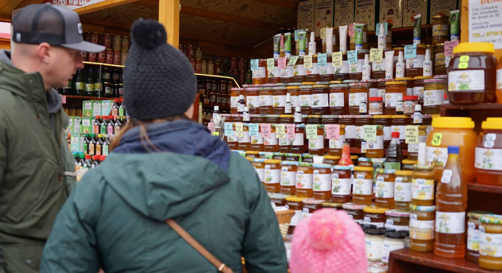 s-a deschis târgul de crăciun din sibiu. căsuțele și ambientul sunt pe placul vizitatorilor. „totul e făcut cu bun gust” (foto, video)