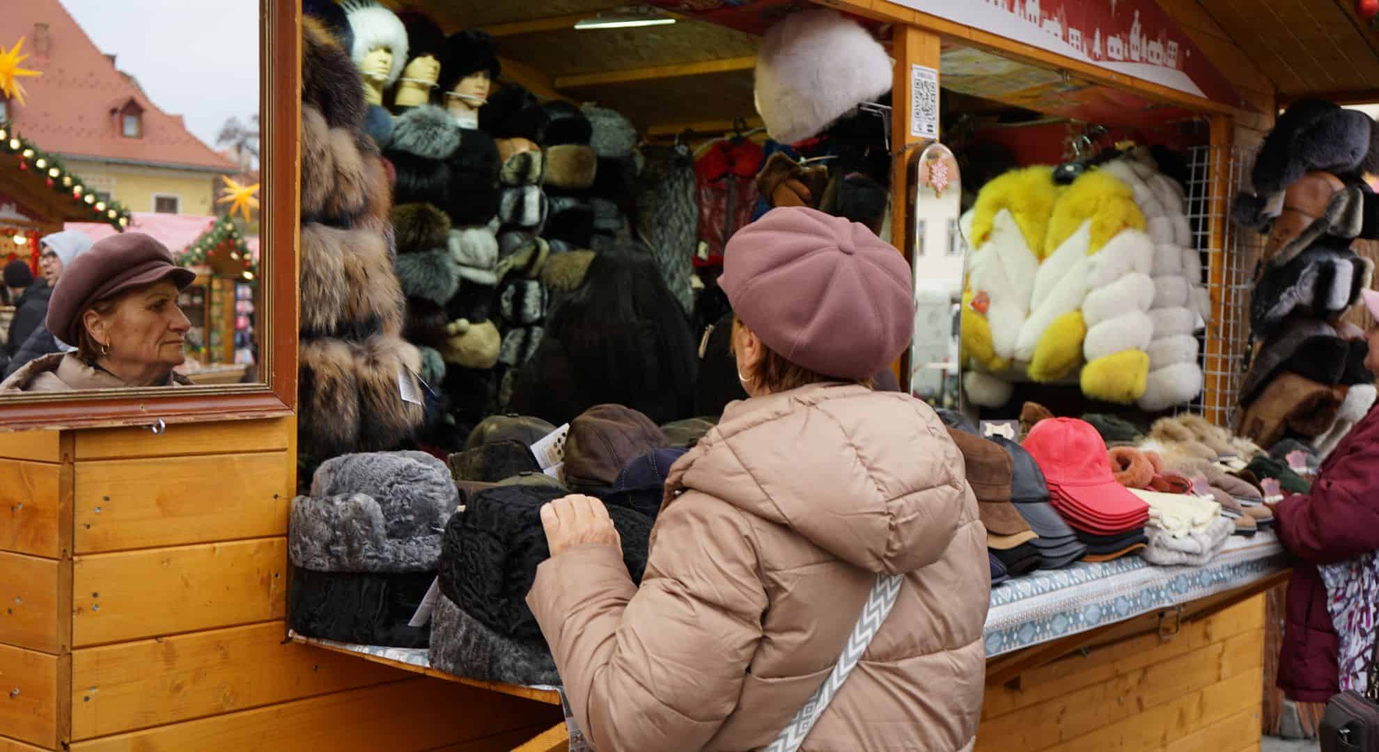 s-a deschis târgul de crăciun din sibiu. căsuțele și ambientul sunt pe placul vizitatorilor. „totul e făcut cu bun gust” (foto, video)