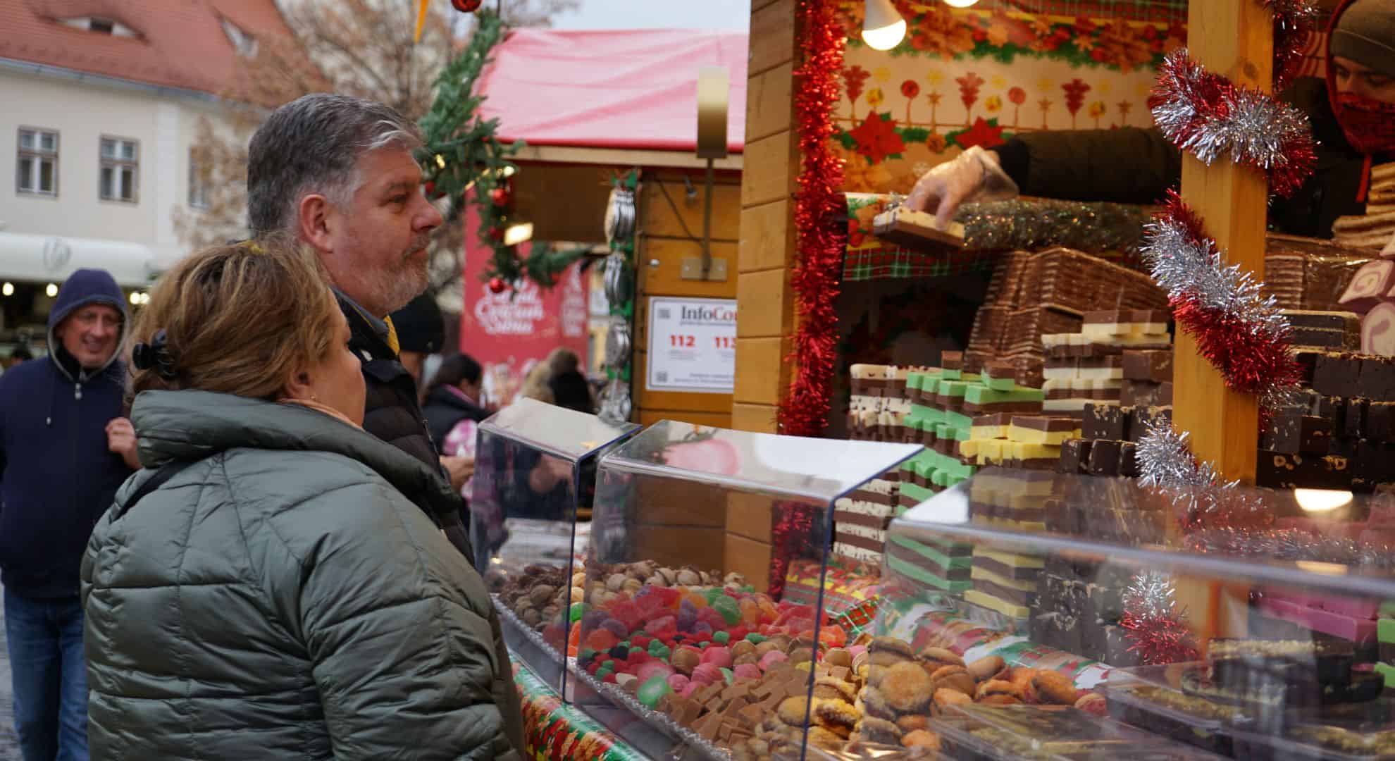 s-a deschis târgul de crăciun din sibiu. căsuțele și ambientul sunt pe placul vizitatorilor. „totul e făcut cu bun gust” (foto, video)