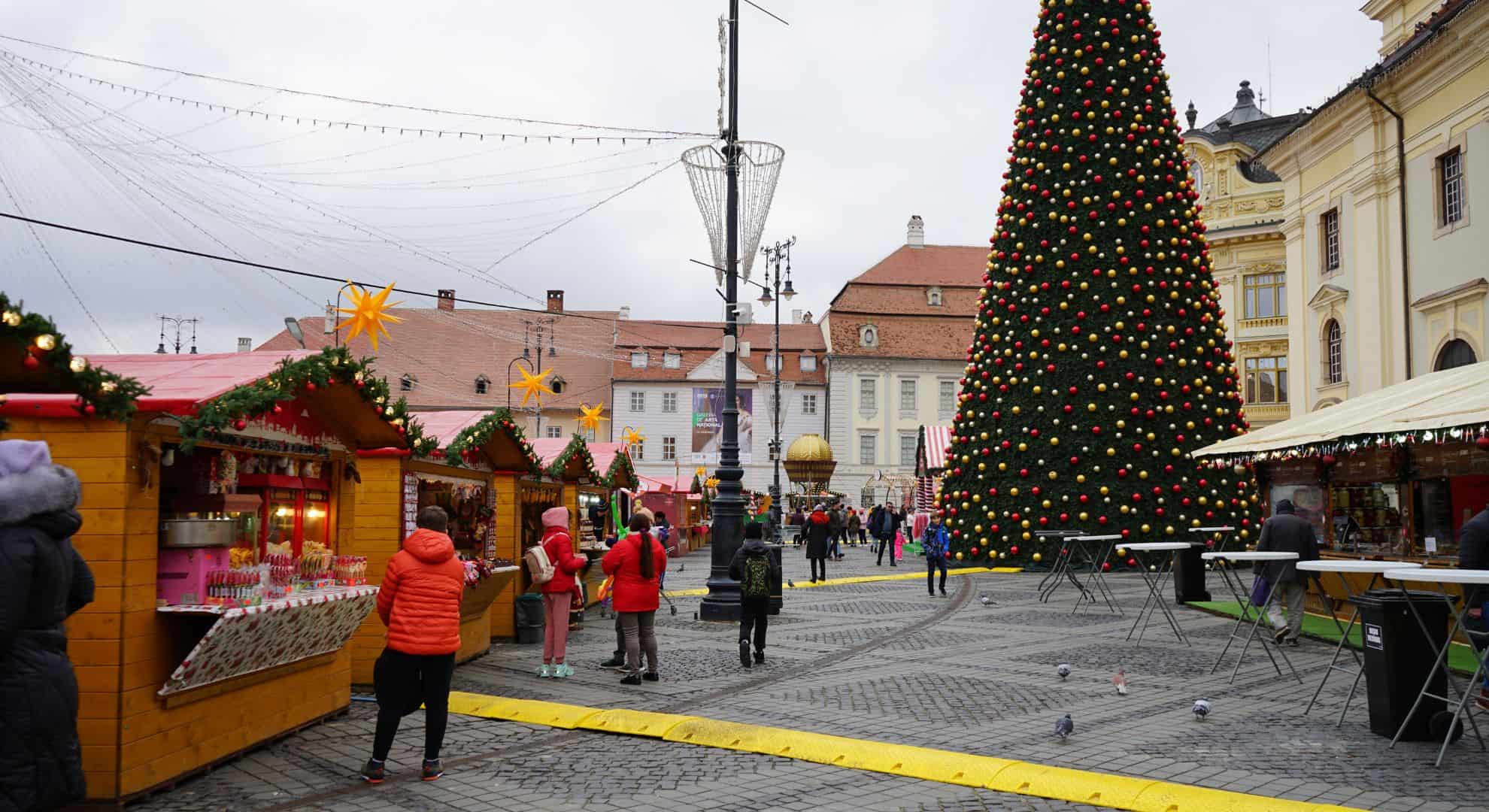 s-a deschis târgul de crăciun din sibiu. căsuțele și ambientul sunt pe placul vizitatorilor. „totul e făcut cu bun gust” (foto, video)