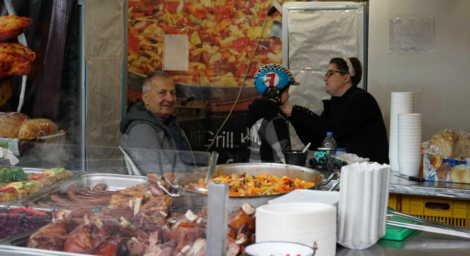 s-a deschis târgul de crăciun din sibiu. căsuțele și ambientul sunt pe placul vizitatorilor. „totul e făcut cu bun gust” (foto, video)