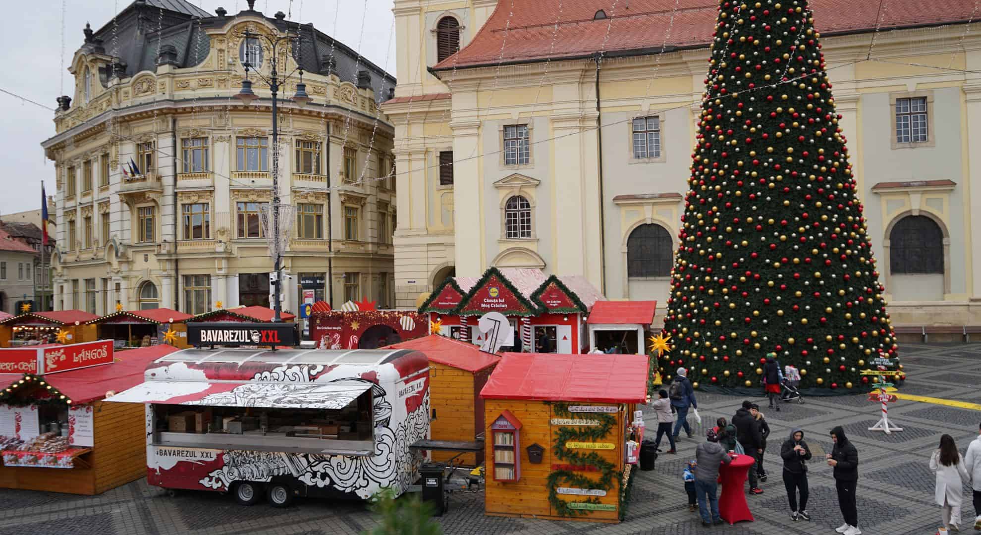 s-a deschis târgul de crăciun din sibiu. căsuțele și ambientul sunt pe placul vizitatorilor. „totul e făcut cu bun gust” (foto, video)