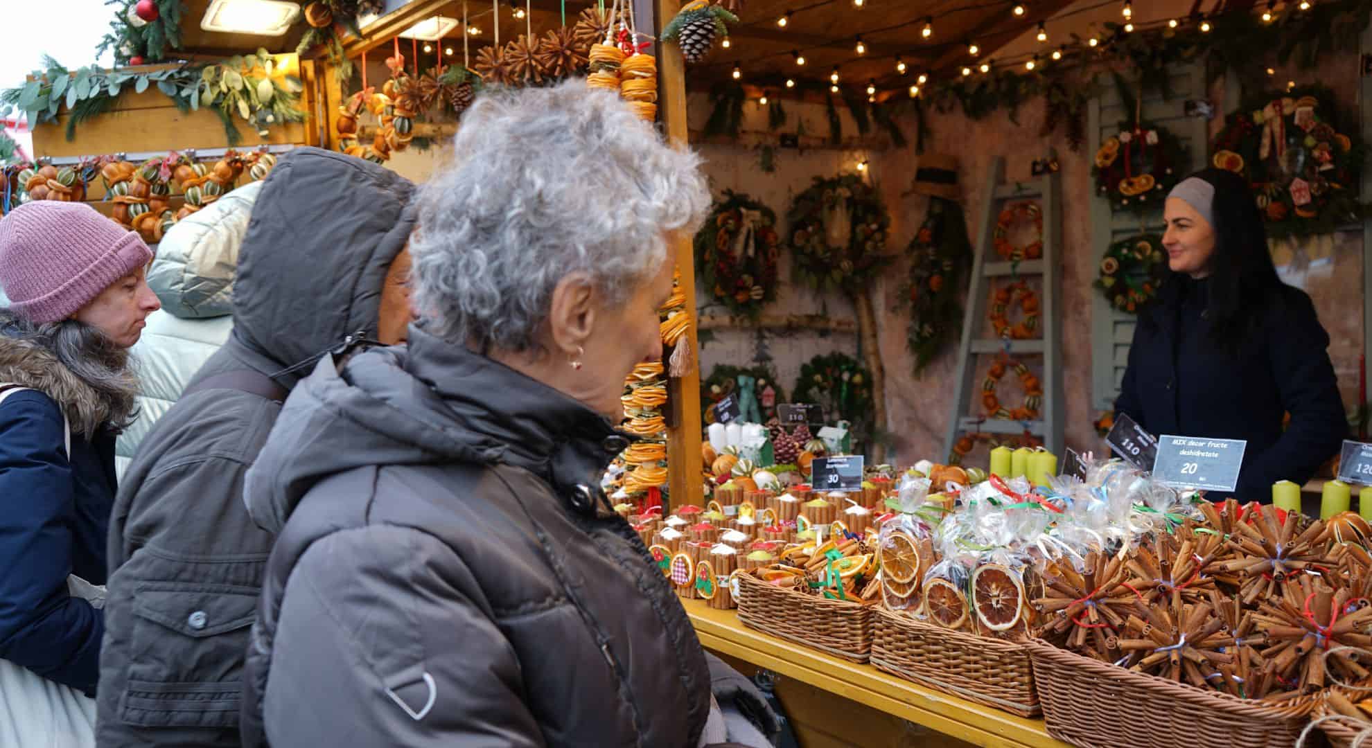 s-a deschis târgul de crăciun din sibiu. căsuțele și ambientul sunt pe placul vizitatorilor. „totul e făcut cu bun gust” (foto, video)