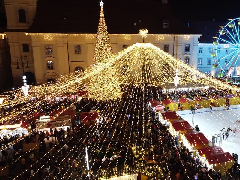 s-au aprins luminițele în centrul sibiului. târgul de crăciun, inaugurat oficial (video)