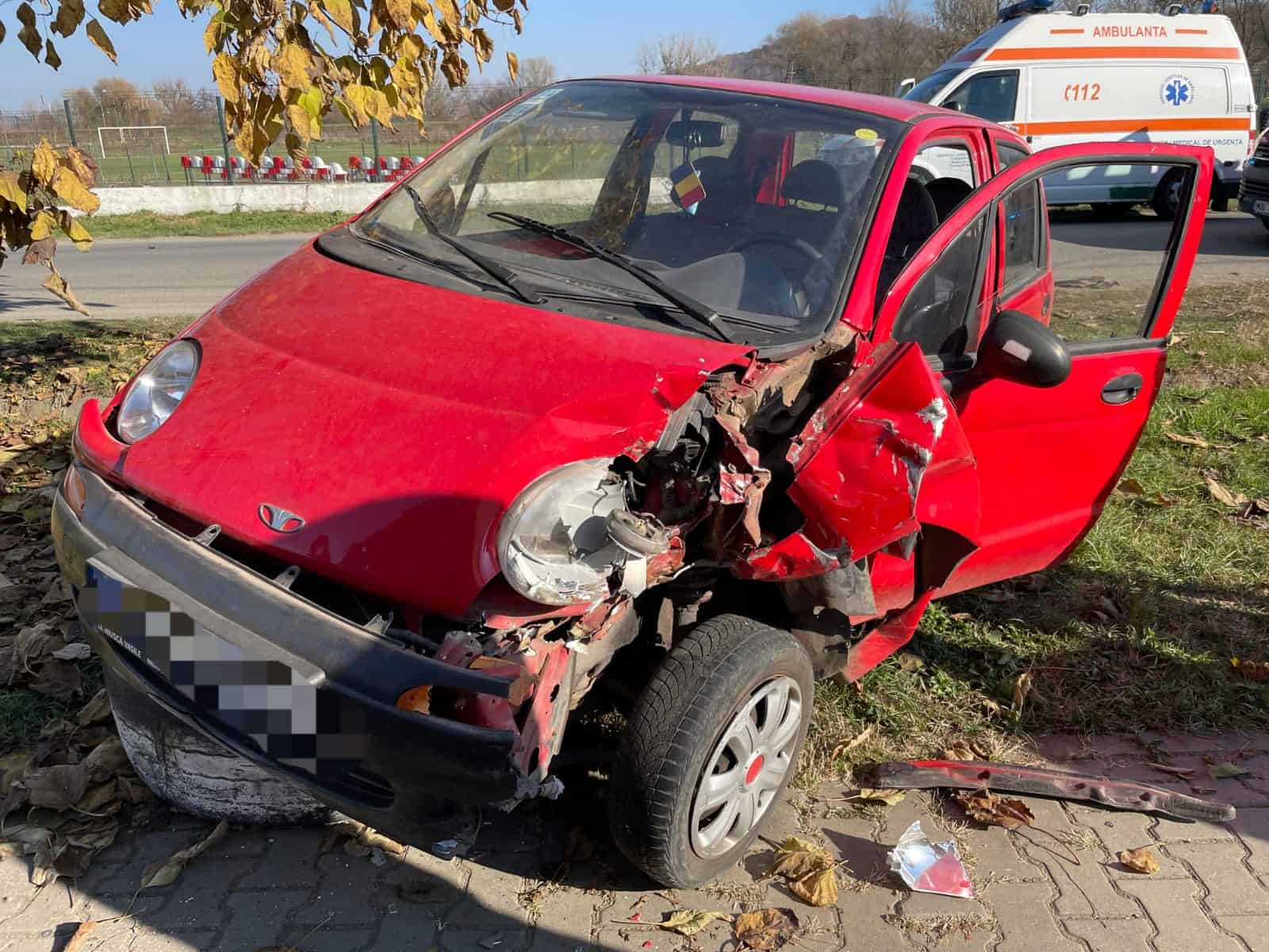 accident la târnava între doi șoferi băuți. o mașină s-a izbit de un utilaj agricol